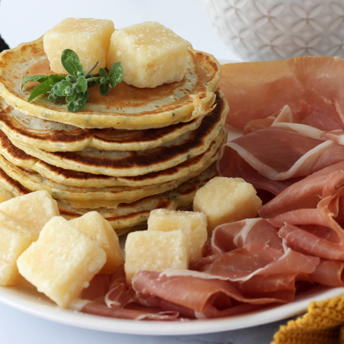 Pancakes salati alle erbe aromatiche con crudo e cubetti di Grana Padano DOP Oro del Tempo