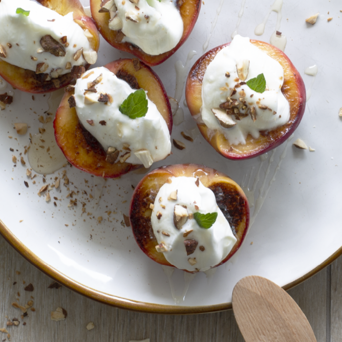Pesche grigliate con miele, crema al mascarpone e mandorle