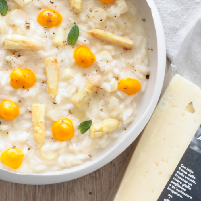 Risotto with asparagus, egg and Asiago PDO Fresco Riserva Oro del Tempo fondue